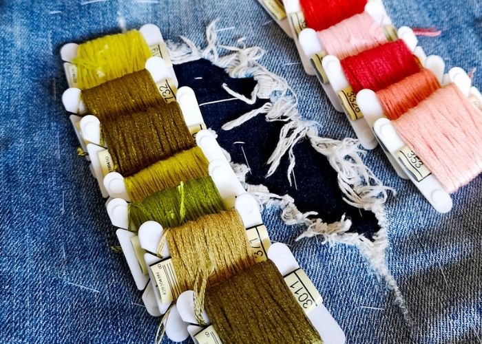 Vorteile der Handstickerei: 10 Gründe, heute Handstickerei zu lernen; Denim-Flicken mit Laufstich