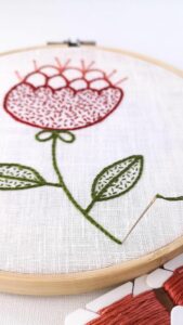 Rote Blumenstickerei