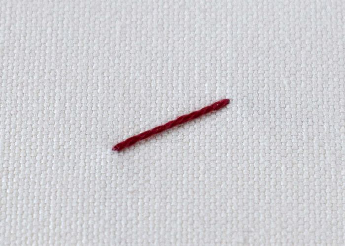 Geradstich mit rotem Faden