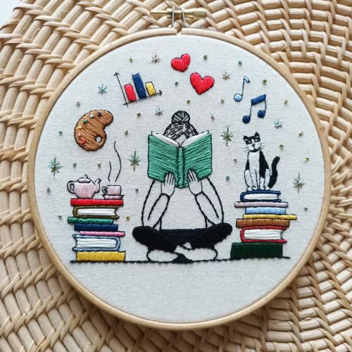 Muster für lesendes Mädchen auf Etsy