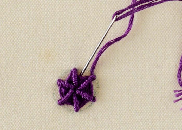 Beenden Sie den Stich und sichern Sie den Faden auf der Rückseite.