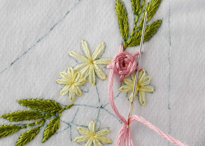 Realizzare un fiore a ruota intrecciato rosa