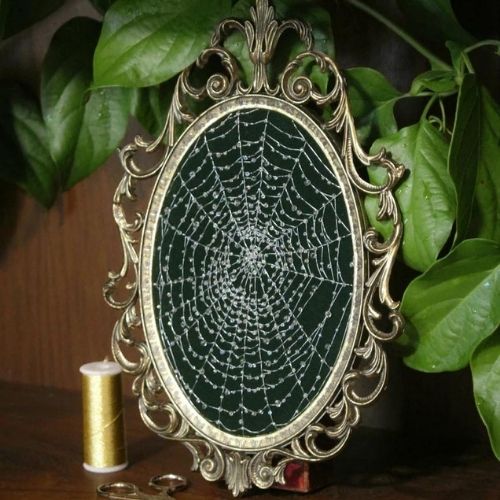 Ragnatela con gocce di rugiada - di ThreadHandedJill su Etsy