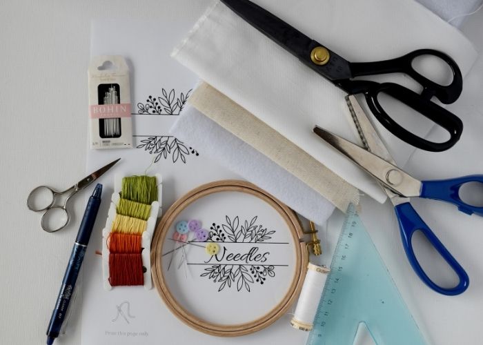 Strumenti e materiali necessari per il tutorial del libro ad ago ricamato