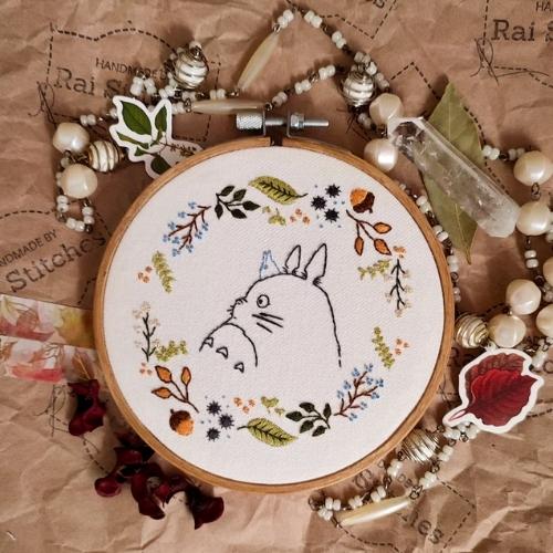 Autunno Totoro ricamo a mano modello di Raistitches su Etsy